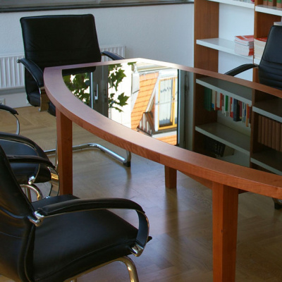 konferenztisch-mit-glas-tischlerei-frohner-berlin-koepenick-moebeltischer-tischbau-bueromoebelbau.jpg